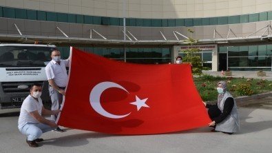 Emet Belediyemizden Sağlık Ordumuza 101. Yılında Türk Bayrağı Hediyesi
