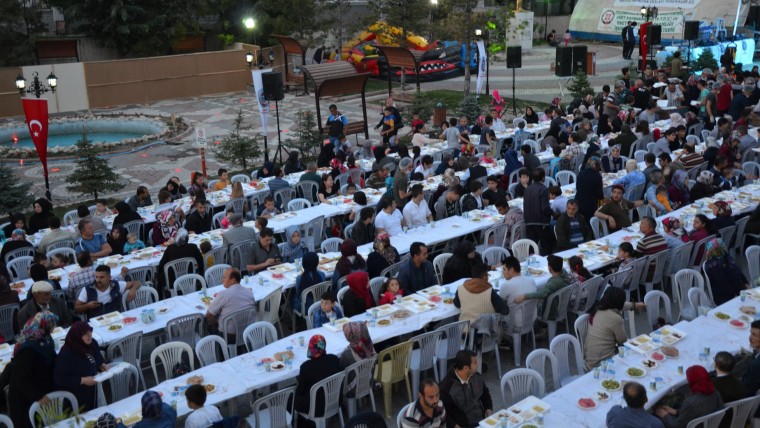 EMET HALKI MEYDANLARA SIĞMADI