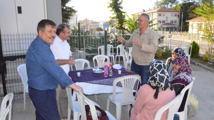 Belediye Başkanımız Hüseyin Doğan  Emet Kyk Yurdunda Emet Belediyemizce Kurulan Standımızda ve Kayıt için Gelen Öğrenci ve alilerimizle bir araya geldi