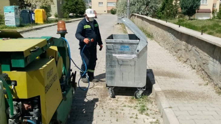 ÇÖP KONTEYNIRLARI DEZENFEKTE EDİLİYOR