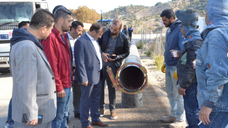 Sorgun göleti istikametinden ilçemize getirilen içme suyu isale hattı çalışmaları Yağcık mevkiimizde devam ediyor.