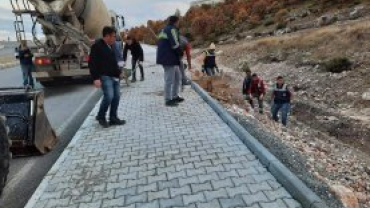 EMET BELEDİYEMİZCE ÜNİVERSİTEYE UZANAN CADDEDE AYDINLATMA ÇALIŞMALARI BAŞLADI