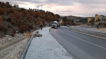 EMET BELEDİYEMİZCE ÜNİVERSİTEYE UZANAN CADDEDE AYDINLATMA ÇALIŞMALARI BAŞLADI