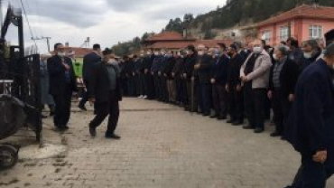 DÜN ELİM BİR KAZA SONUCU VEFAT EDEN KÜTAHYA TİCARET İL MÜDÜRÜ İSMAİL HAKKI UYGUN'UN BABASI MEHMET UYGUN, KÜTAHYA VALİSİ ALİ ÇELİK'İNDE KATILDIĞI CENAZE MERASİMİ SONRASI EMET KAYI KÖYÜNDE DEFNEDİLDİ.