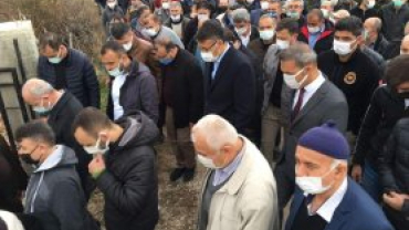 DÜN ELİM BİR KAZA SONUCU VEFAT EDEN KÜTAHYA TİCARET İL MÜDÜRÜ İSMAİL HAKKI UYGUN'UN BABASI MEHMET UYGUN, KÜTAHYA VALİSİ ALİ ÇELİK'İNDE KATILDIĞI CENAZE MERASİMİ SONRASI EMET KAYI KÖYÜNDE DEFNEDİLDİ.