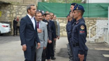 Belediyemizdeki bayramlaşmanın ardından İlçemiz Jandarma komutanlığına geçilerek bayramlaşma törenine devam edildi