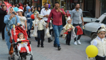 SÜNNET ÇOCUKLARIMIZ VE ÇEŞİTLİ SÜRPRİZLER MANİSA BANDOSU EŞLİĞİNDE KORTEJ YÜRÜYÜŞÜYÜNÜ GERÇEKLEŞTİRDİK