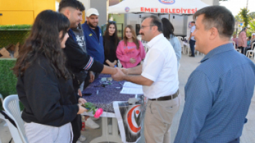 Belediye Başkanımız Hüseyin Doğan  Emet Kyk Yurdunda Emet Belediyemizce Kurulan Standımızda ve Kayıt için Gelen Öğrenci ve alilerimizle bir araya geldi