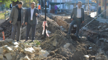 Sorgun göleti istikametinden ilçemize getirilen içme suyu isale hattı çalışmaları Yağcık mevkiimizde devam ediyor.