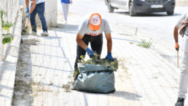 Belediyemiz park ve bahçeler amirliğince İlçemiz muhtelif bölgelerinde temizlik çalışmaları gerçekleştirildi.