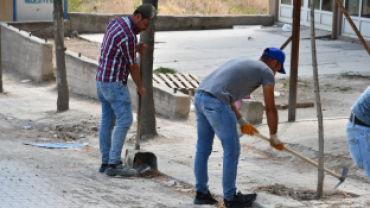 Belediyemiz park ve bahçeler amirliğince İlçemiz muhtelif bölgelerinde temizlik çalışmaları gerçekleştirildi.