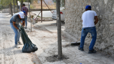 Belediyemiz park ve bahçeler amirliğince İlçemiz muhtelif bölgelerinde temizlik çalışmaları gerçekleştirildi.