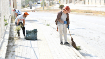 Belediyemiz park ve bahçeler amirliğince İlçemiz muhtelif bölgelerinde temizlik çalışmaları gerçekleştirildi.