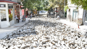 KALDIRIM TAŞLARINI  SÖKME ÇALIŞMALARI SÜRÜYOR