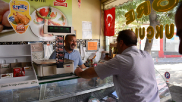 Belediye Başkanımız Hüseyin Doğan altyapı çalışmaları kapsamında Belediyemiz fen işleri birimince Kaynarca caddesinde kilit parke kaldırma çalışmaları ardından başlayan altyapı çalışmalarını yerinde inceleyerek esnaf ve vatandaşlarla bir araya gelerek sür