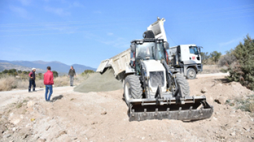 Emet'te okul çevrelerinde yol iyileştirme çalışmaları yapılıyor