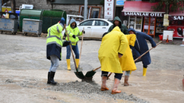 Sabah saatlerinde başlayan sağanak yağışın ardından belediye ekiplerimiz, temizlik ve bakım çalışmaları için sahada aktif bir şekilde görevalıyor.