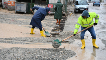 Sabah saatlerinde başlayan sağanak yağışın ardından belediye ekiplerimiz, temizlik ve bakım çalışmaları için sahada aktif bir şekilde görevalıyor.
