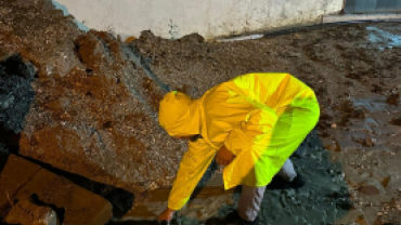 Sabah saatlerinde başlayan sağanak yağışın ardından belediye ekiplerimiz, temizlik ve bakım çalışmaları için gece boyunca  sahada aktif bir şekilde görevalıyor.