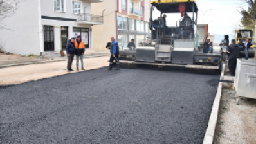 Belediye Başkanımız Hüseyin Doğan, bugün Karayolları mevkiinde, sıcak asfalt atımının ve zemin hazırlığının tamamlanmamış olduğu için ertelenen bölgelerde incelemelerde bulundu.