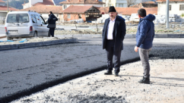 Belediye Başkanımız Hüseyin Doğan, bugün Karayolları mevkiinde, sıcak asfalt atımının ve zemin hazırlığının tamamlanmamış olduğu için ertelenen bölgelerde incelemelerde bulundu.