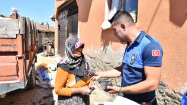 Esnaf Buldu, Zabıta Teslim Etti