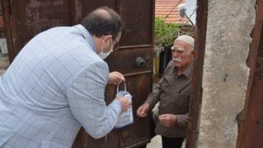 BELEDİYE BAŞKANIMIZDAN 65 YAŞ ÜSTÜ VATANDAŞLARIMIZA EVLERİNİN ÖNÜNDE ZİYARET